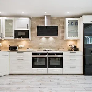 Spaces Mediterranean 4 Bedroom, 4 Bathroom, Huge Terrace, Jacuzzi- Sleeps 9 Apartment